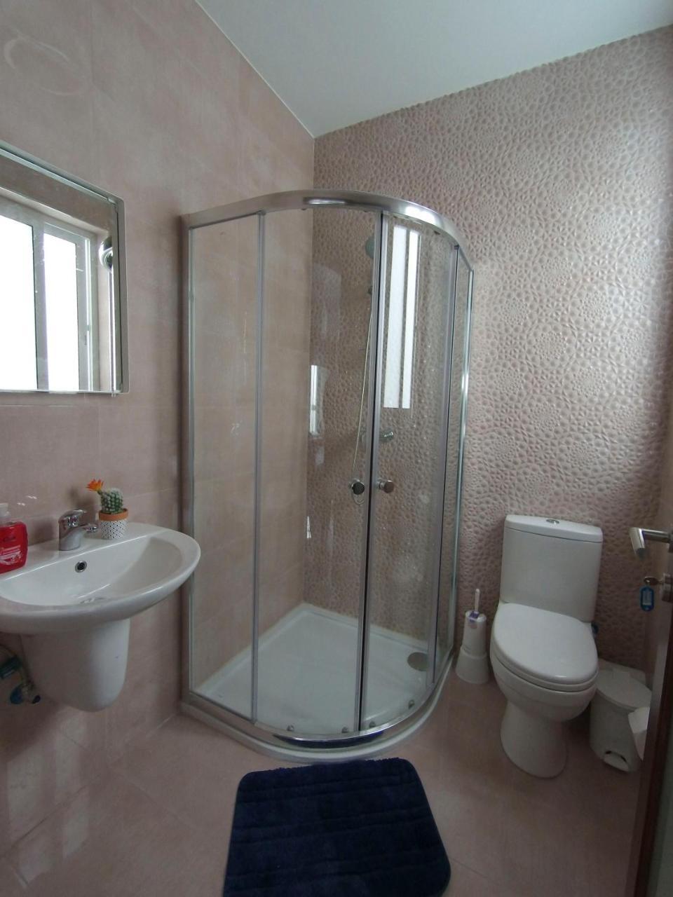 F7 Room 1, Private Double Room with Private Bathroom in Shared Flat 2
