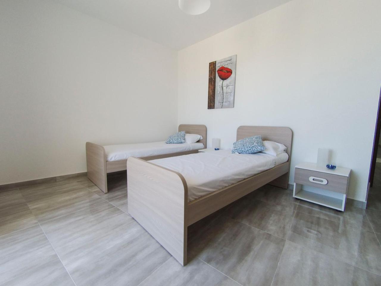 F10 Room 3, Private Room Two Single Beds Shared Bathroom in Shared Flat 2