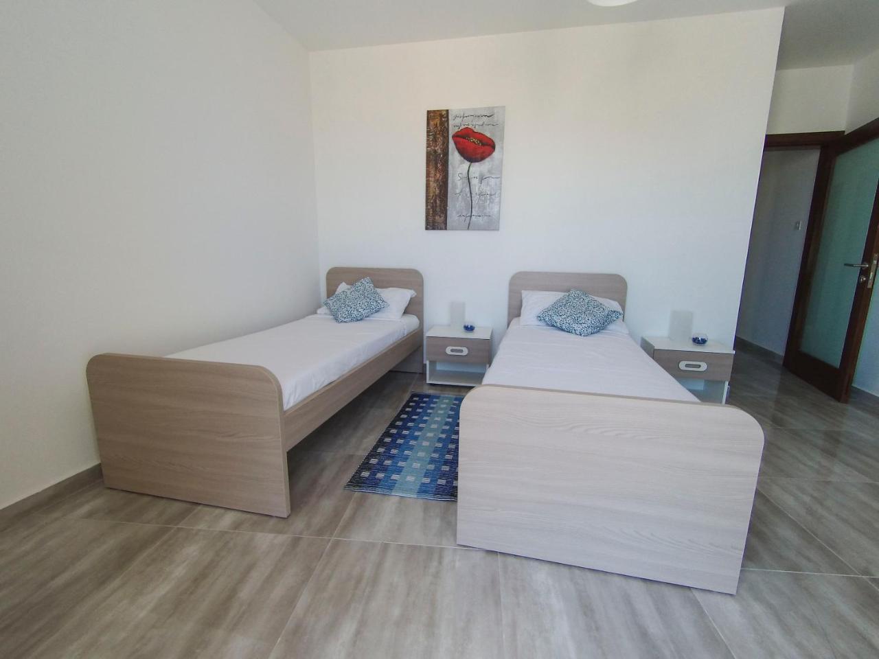 F10 Room 3, Private Room Two Single Beds Shared Bathroom in Shared Flat 1