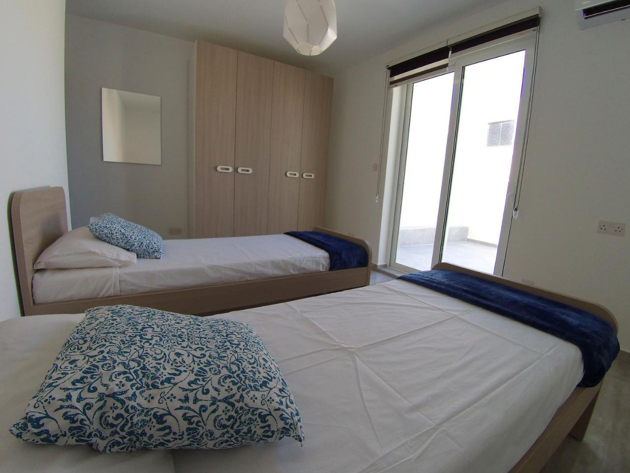 F7 Room 3, Private Bedroom Two Single Beds Shared Bathroom in Shared Flat