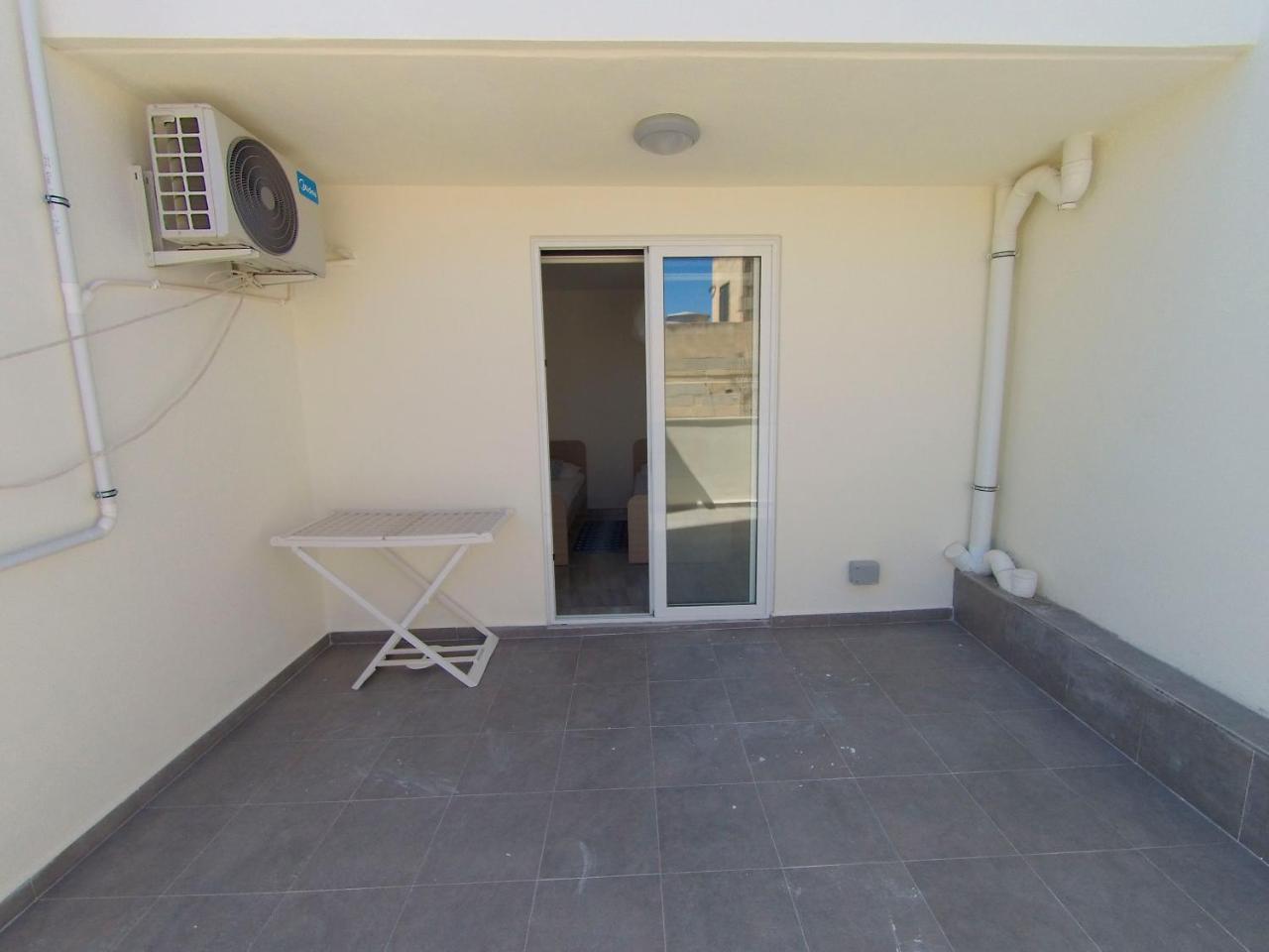 F7 Room 3, Private Bedroom Two Single Beds Shared Bathroom in Shared Flat 1