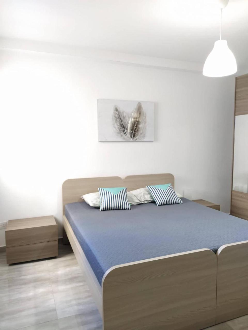 F11 Room 1, Private Double Room with Private Bathroom in Shared Flat