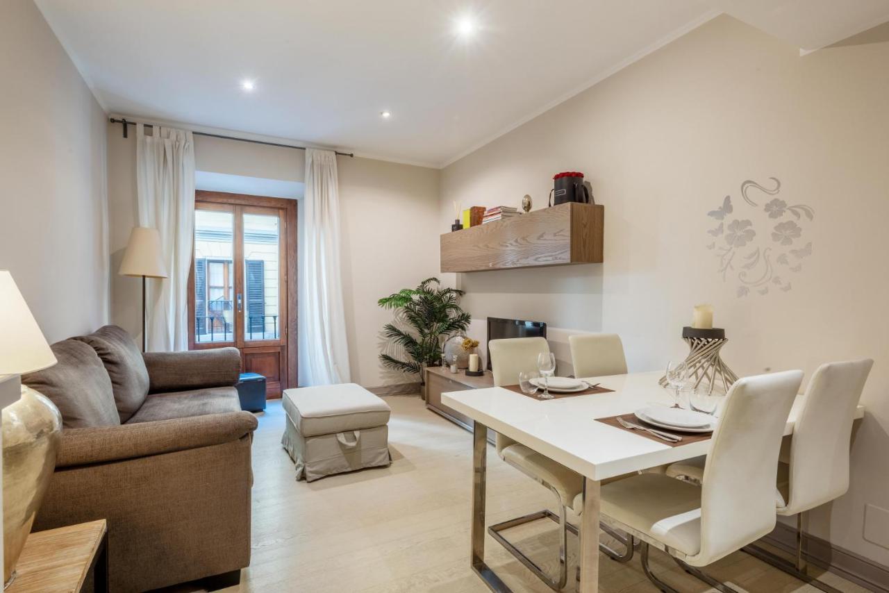 Gemma Preziosa Tra Il Castello Sforzesco Ed Il Duomo di Milano by Easylife