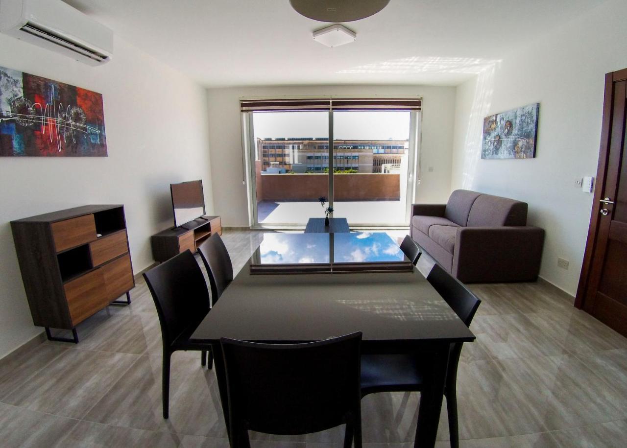 F12 Room 1, Private Room Two Single Beds Shared Bathroom in Shared Flat 2