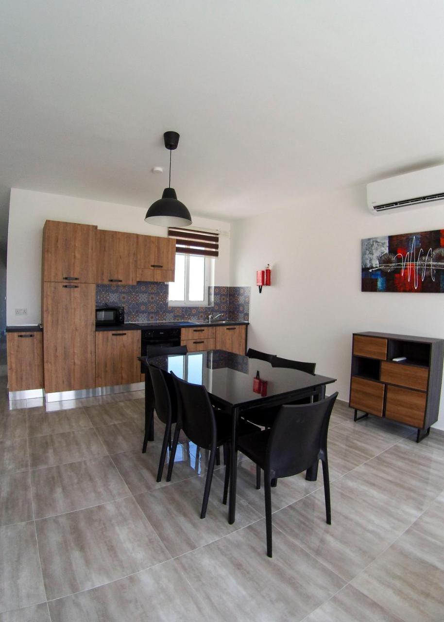 F12 Room 1, Private Room Two Single Beds Shared Bathroom in Shared Flat 1