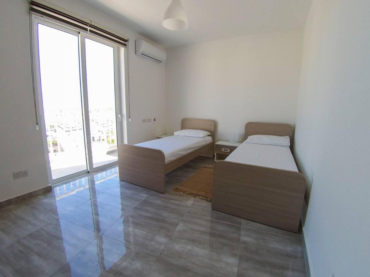 F12 Room 1, Private Room Two Single Beds Shared Bathroom in Shared Flat