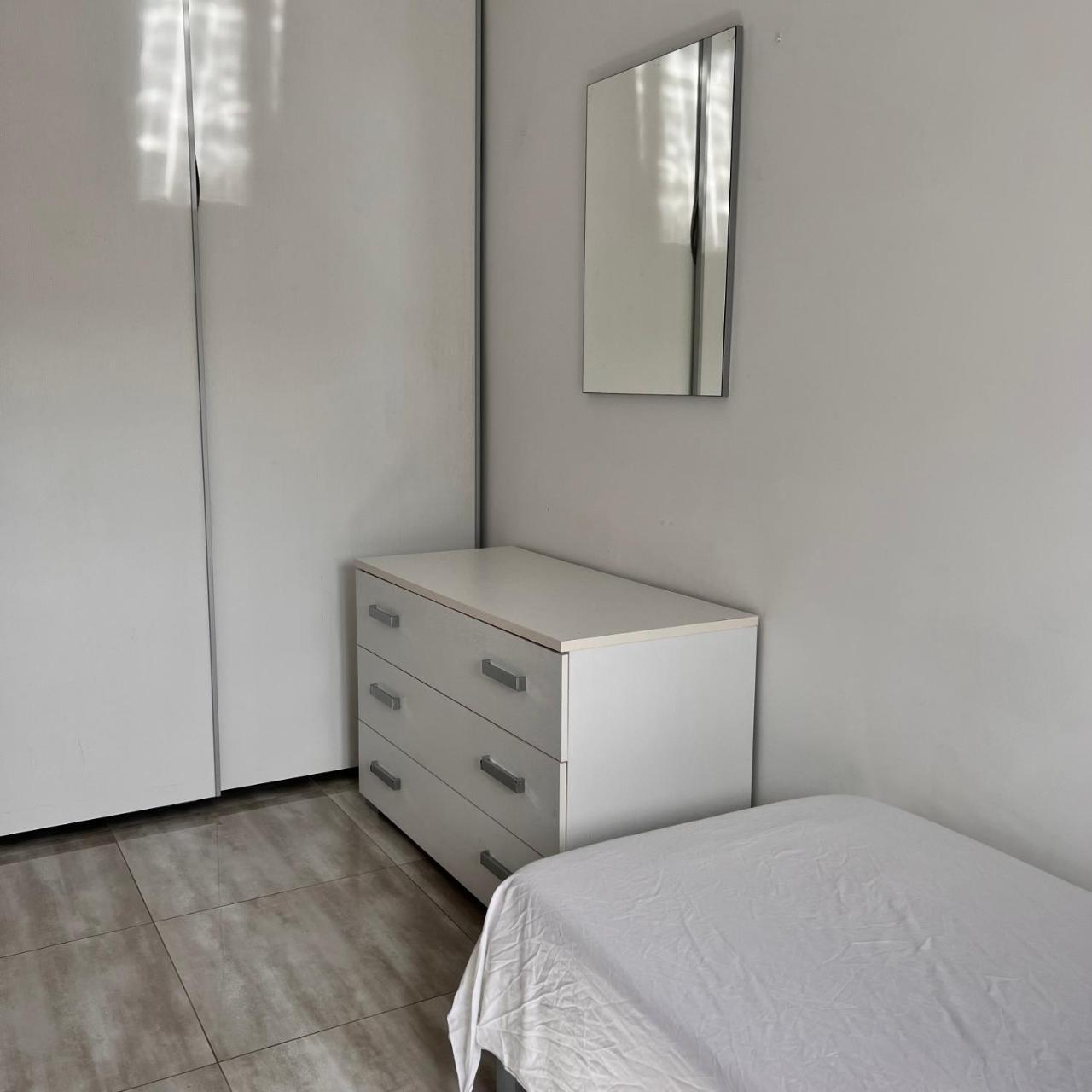 F5 Room 3, Private Room Two Single Beds Shared Bathroom in Shared Flat 1