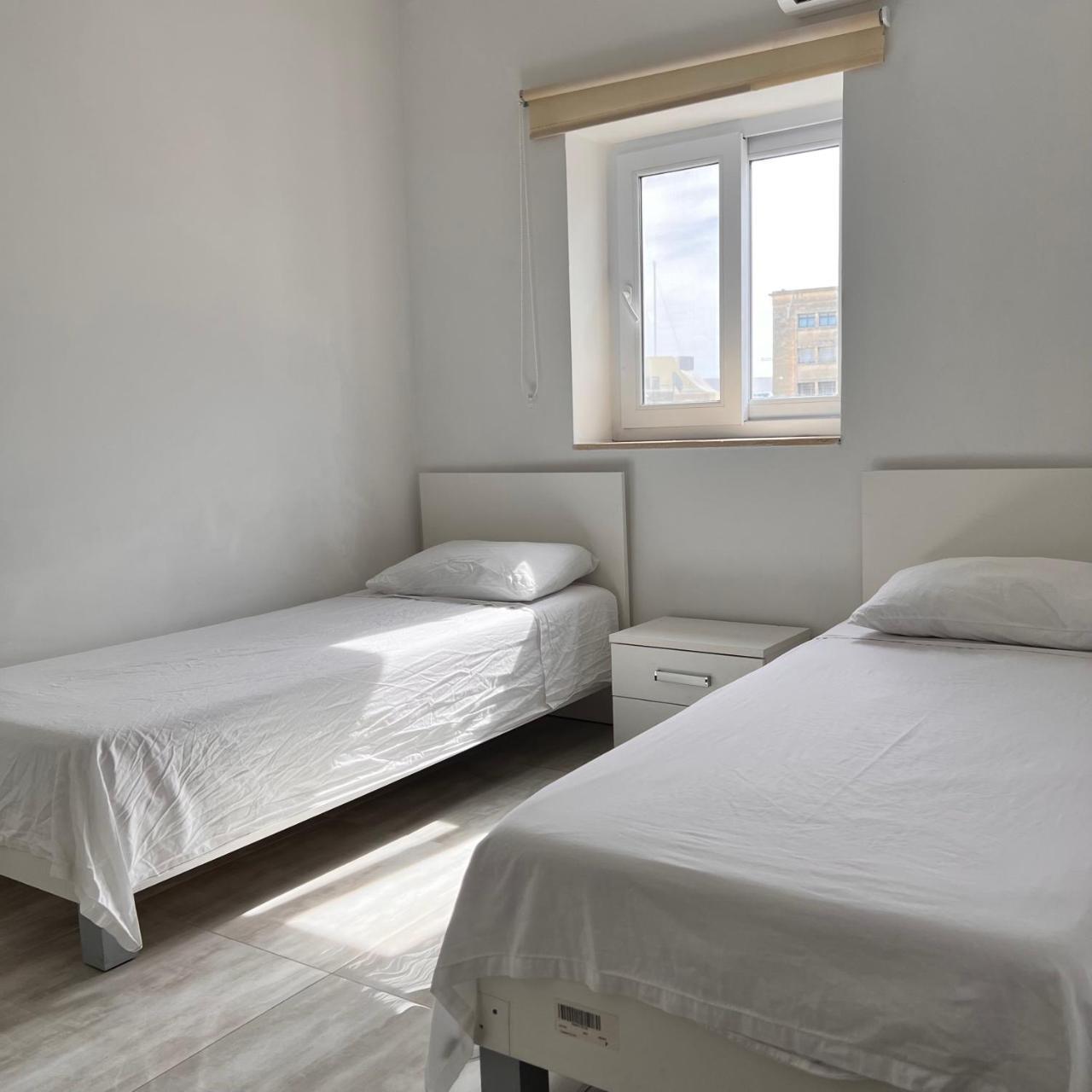 F5 Room 3, Private Room Two Single Beds Shared Bathroom in Shared Flat