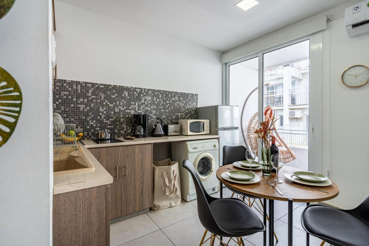 Beach Daze 1-Br Apt by Finikoudes Beach 1