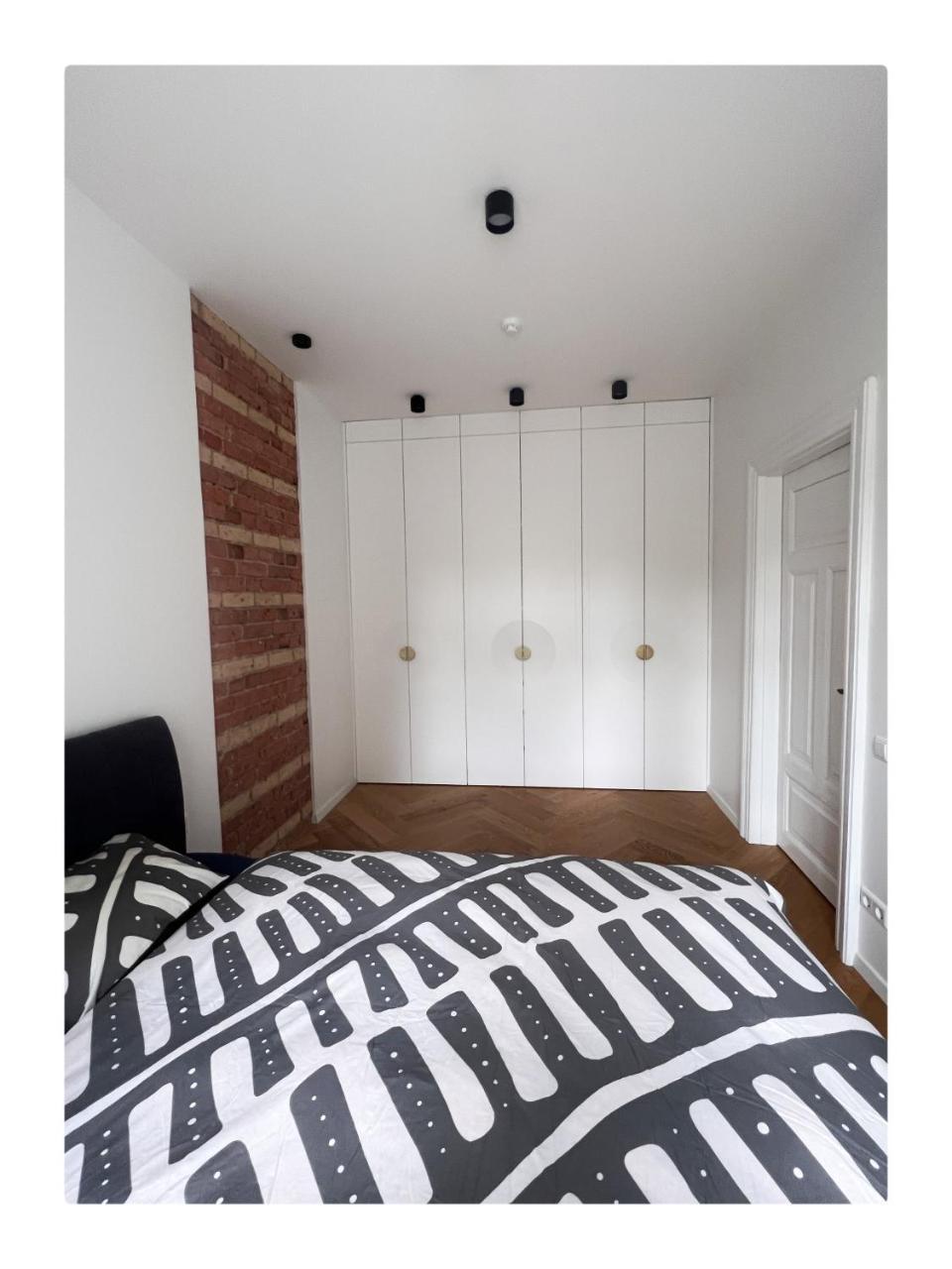 New! Garden Apartment with Private Entrance And Parking in a City Center 1