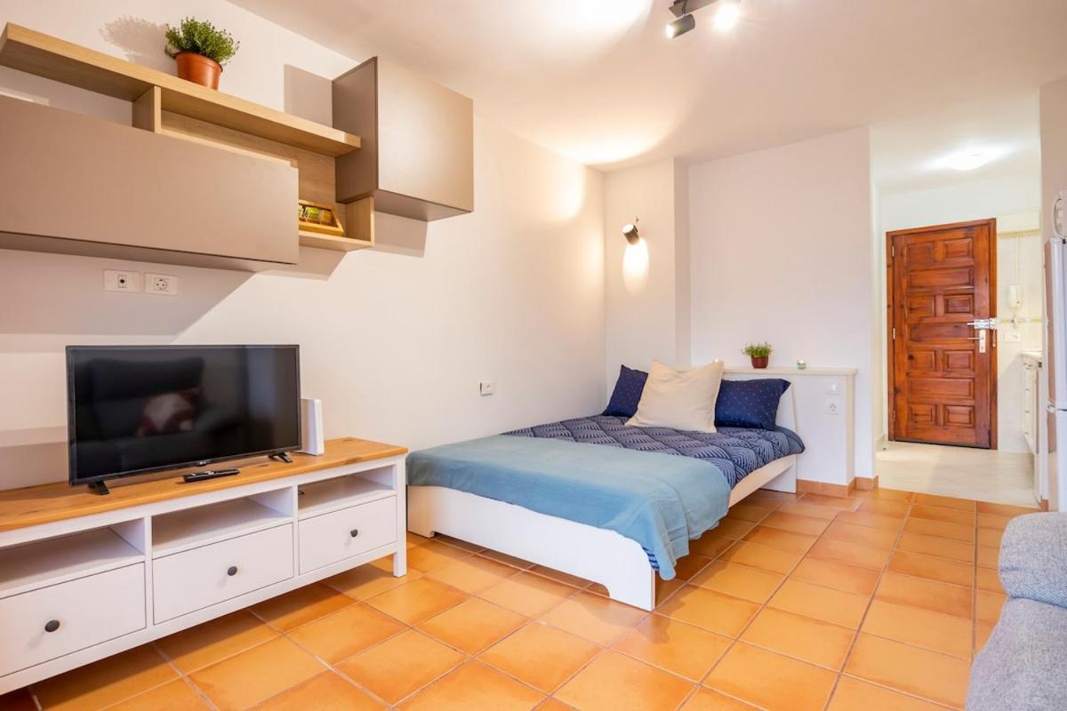 Salamander Vacational Home with Balcony And Fantastic Views 1