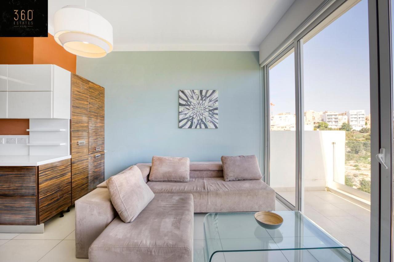 Beautiful Hill Apt, with Balcony, Seaviews & Wifi by 360 Estates