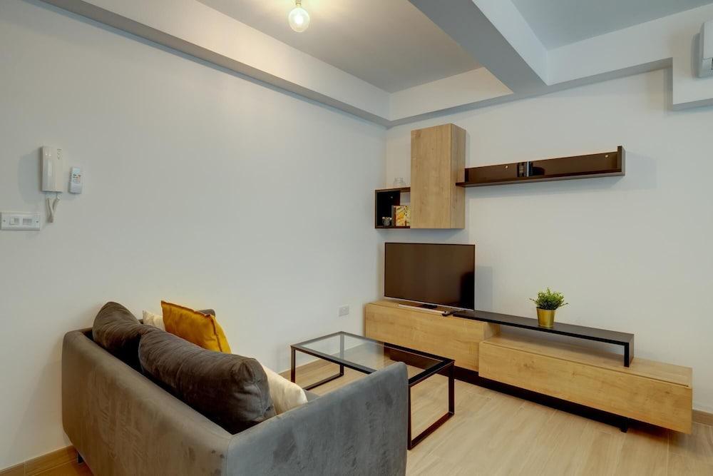 Modern Apartment Close To Amenities 2