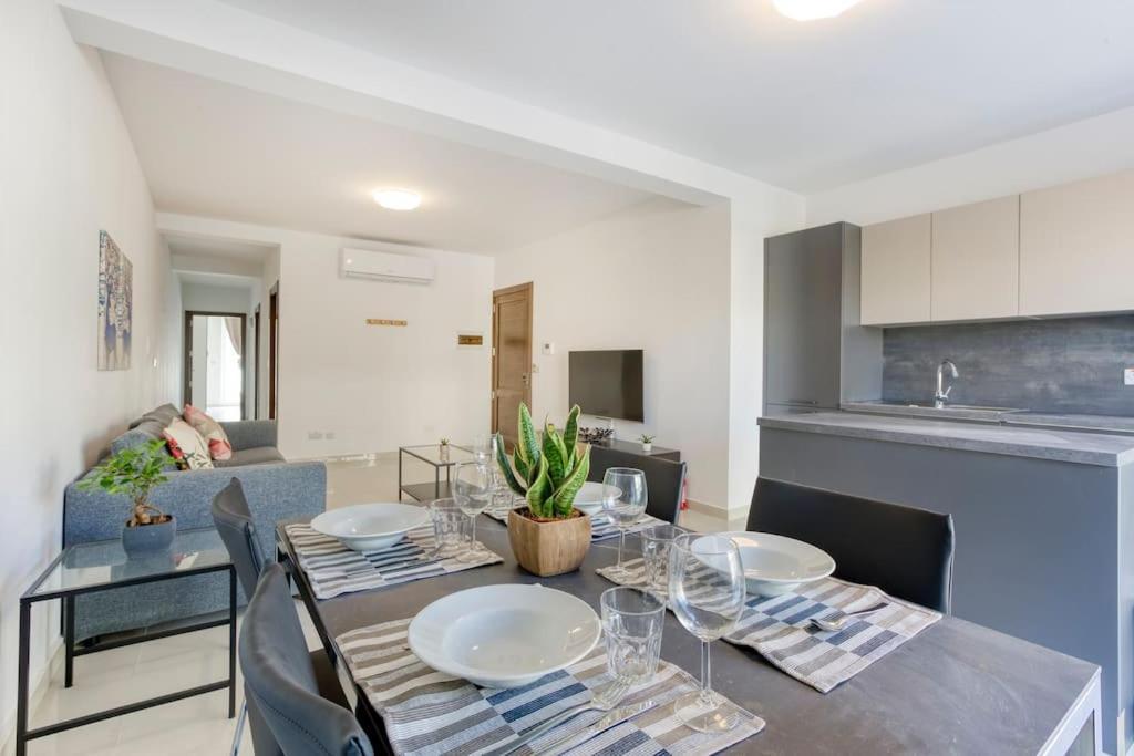 Beautiful Modern Central 2br Apt 2