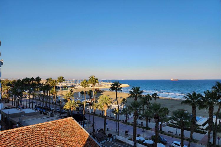 Prime Beachfront Apartment on Larnaca Finikoudes 2