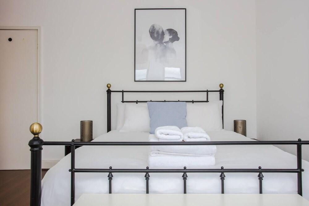 Fantastic Central Apartment with Balcony in Fitzrovia 2