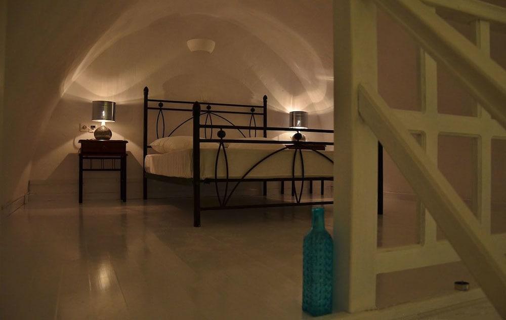 Fira White Residence 1