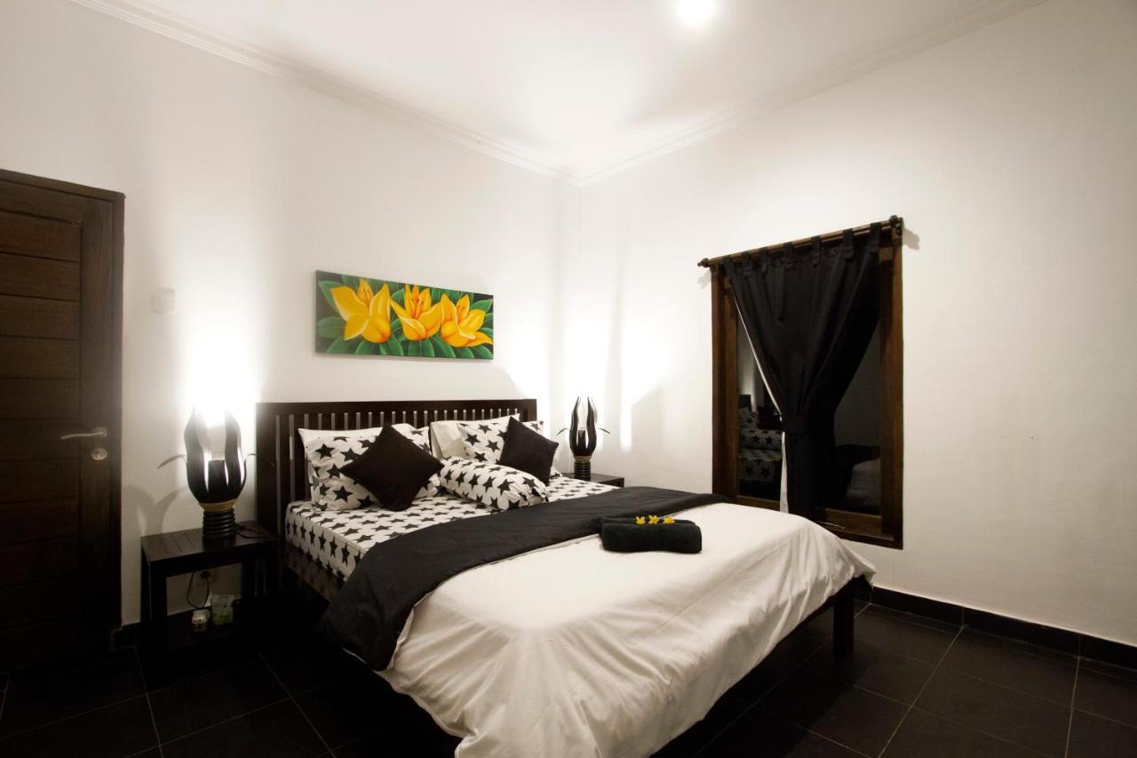 Black & White Cottages 1