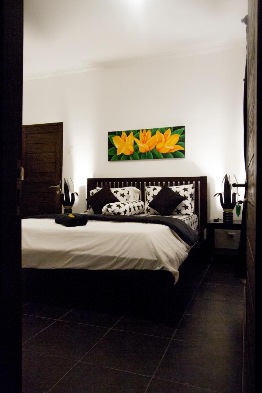 Black & White Cottages 2