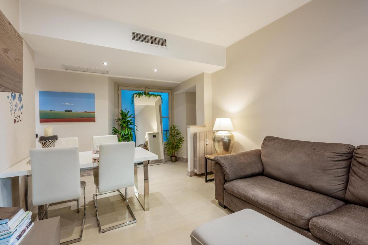 Gemma Preziosa Tra Il Castello Sforzesco Ed Il Duomo di Milano by Easylife 1