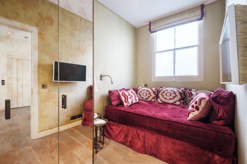 Luxury Home with 3 Bed 2 Bath in London 1