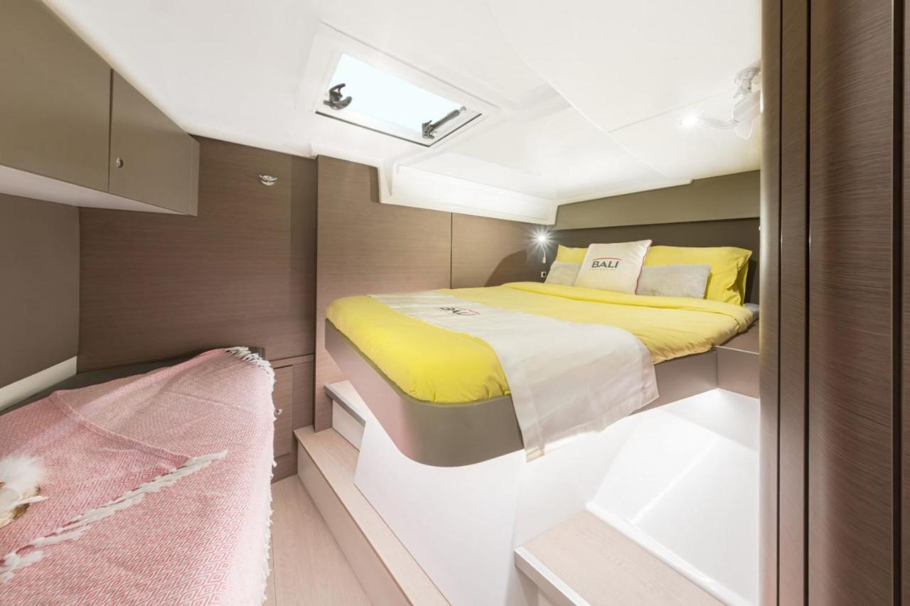 Esplendido Barco En Barcelona