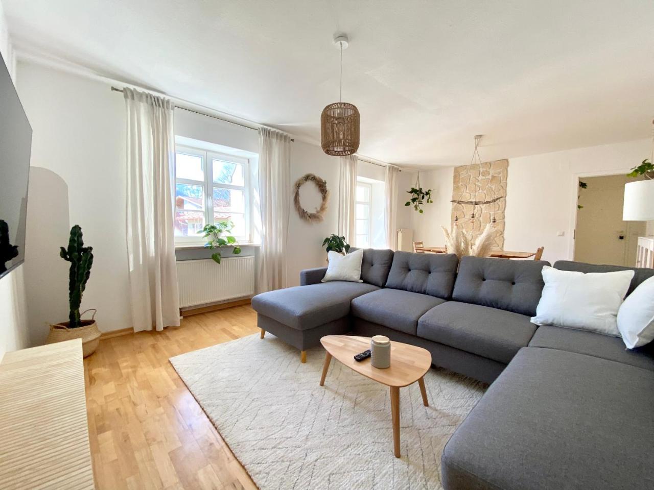 Best Butler Boho Boutique City Apartment Netflix 1