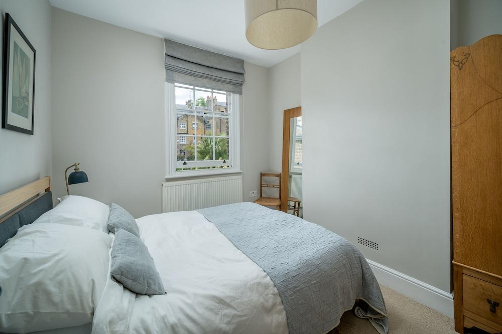 Joivy Contemporary 2-Bed House W/ Private Garden 2