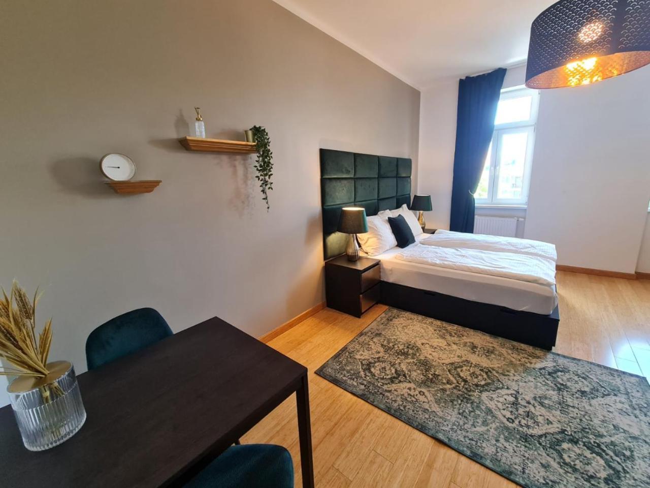 Between Schoenbrunn And City Center Apt 27