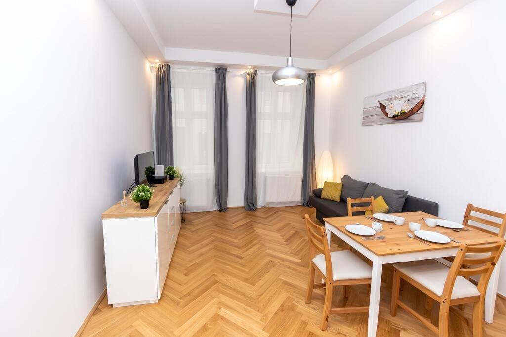 New, Central, in the Heart of the 7th Heaven