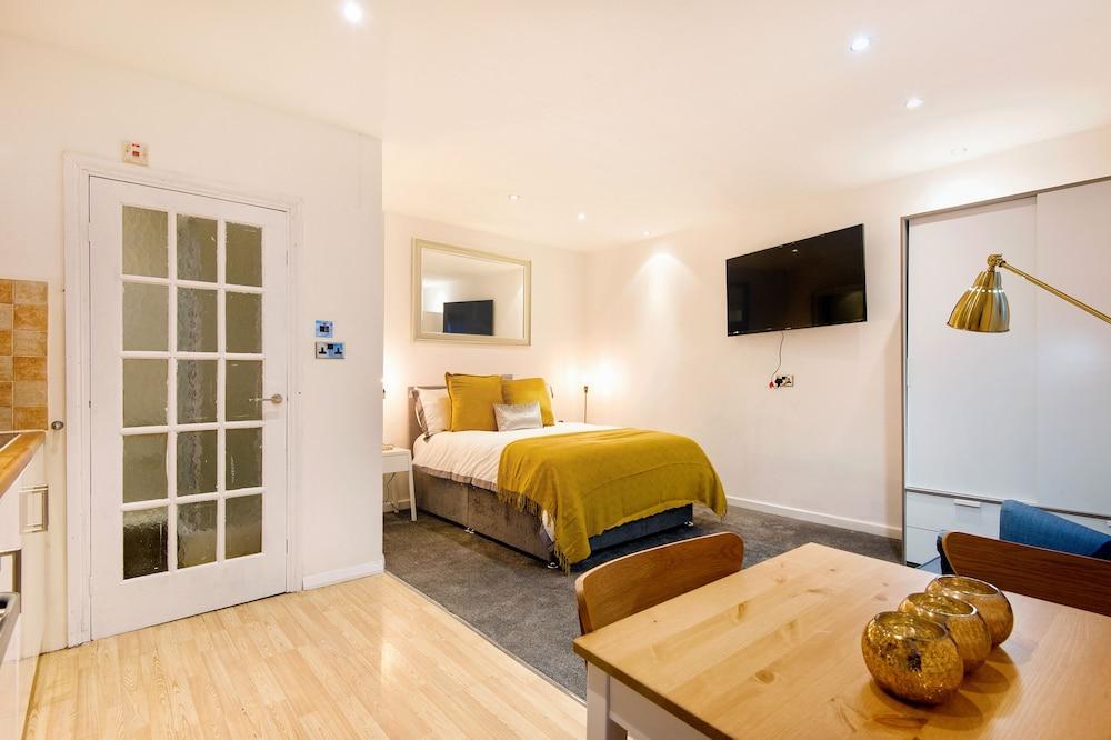 Beautiful Hyde Park Studio Flat 1