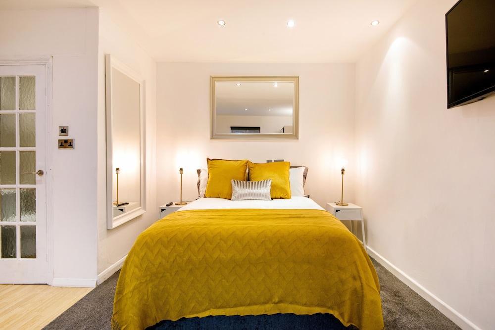 Beautiful Hyde Park Studio Flat 2