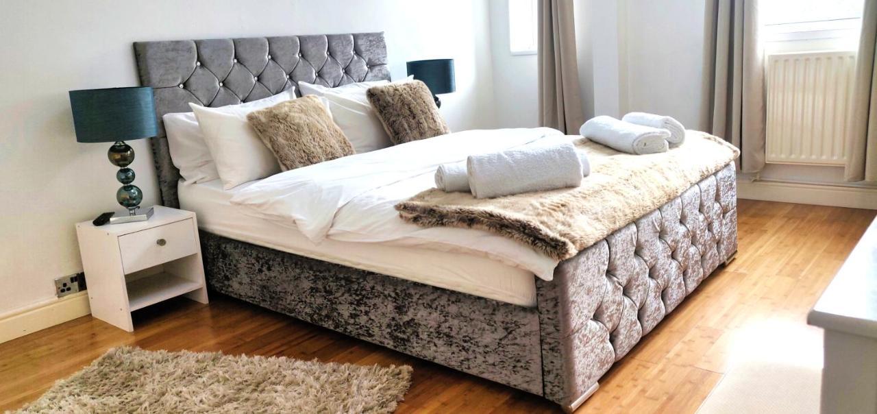 Insignia Moment, London 1