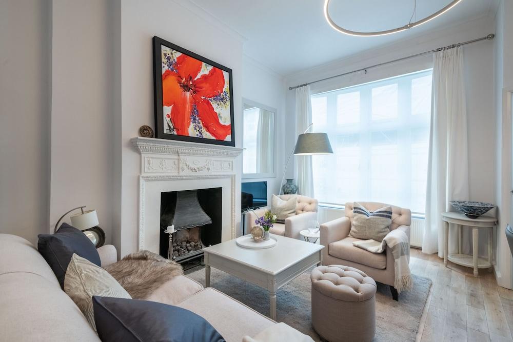 Classic Belgravia Home by Victoria Station by Underthedoormat