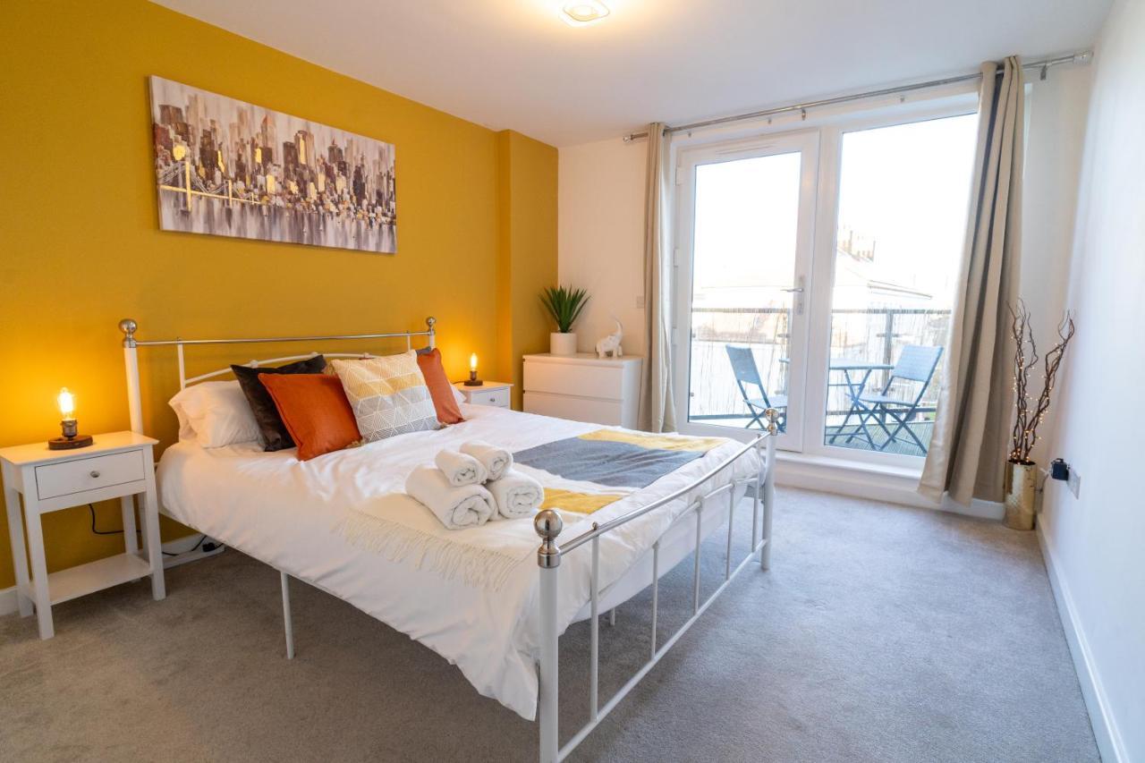 Spacious 2 Bedroom Apt by Lets Stay Together Short Lets & Serviced Accommodation Greater London with Free Wifi