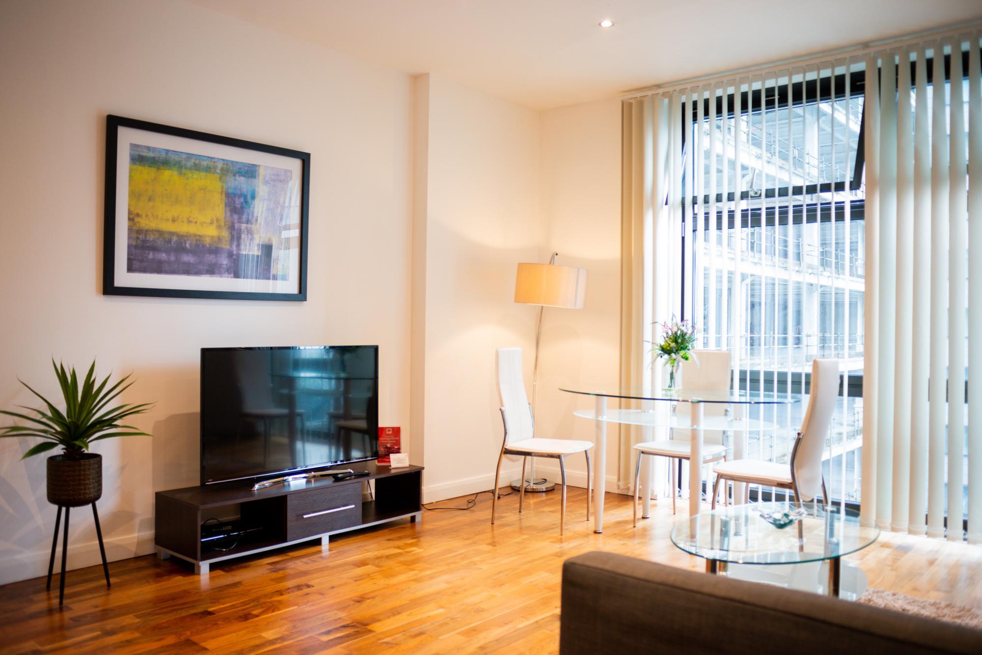 One Bed Apartment in South Quay, Canary Wharf