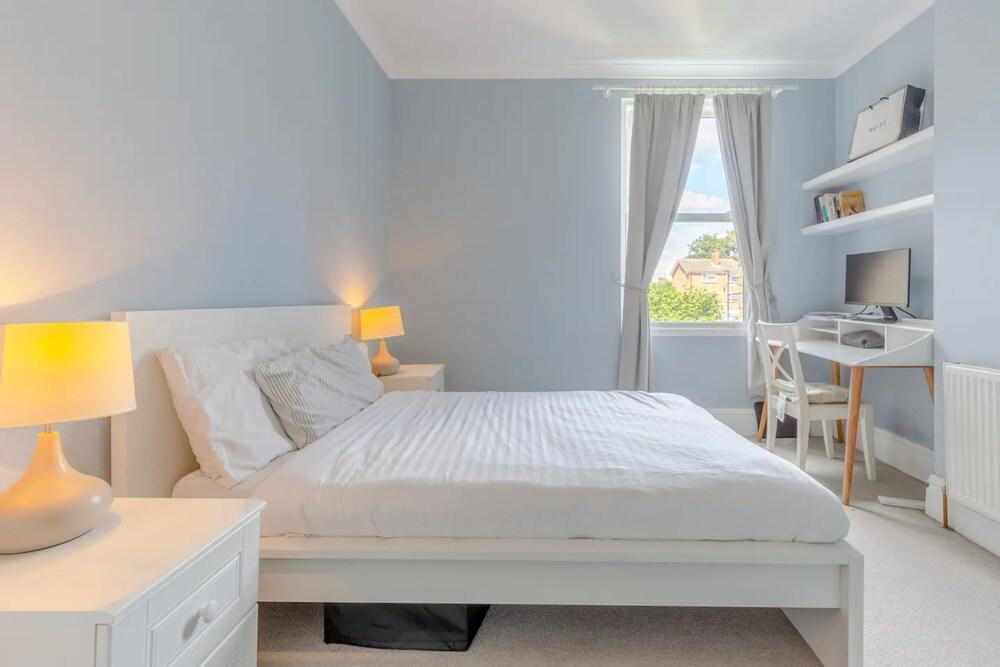 Spacious 2 Bedroom Home in Lewisham 2