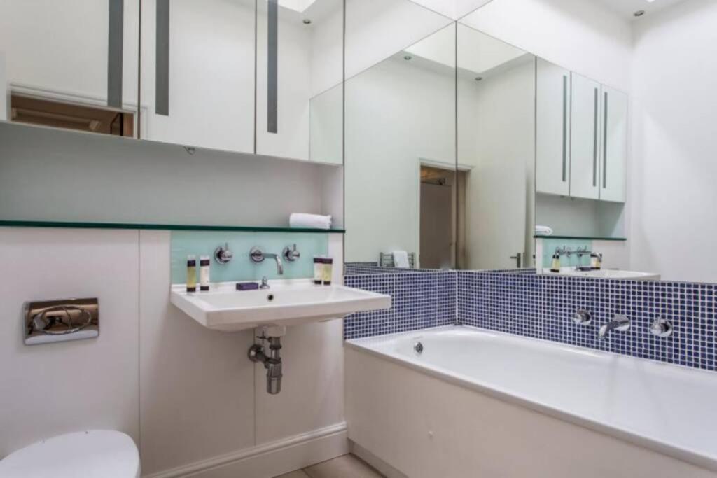 Beautiful Mews House, Conduit Mews, Paddington, W2 2