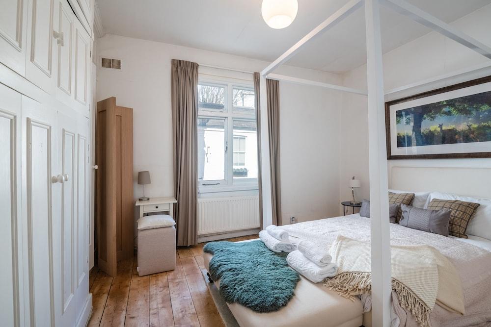 Classic Belgravia Home by Victoria Station by Underthedoormat 1