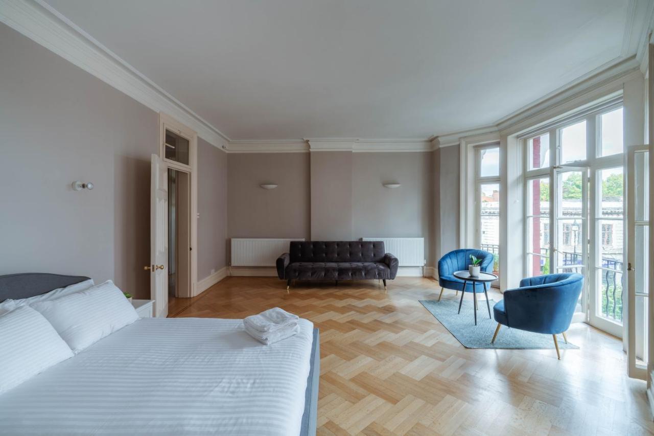 Bright Space in the Heart of London 2