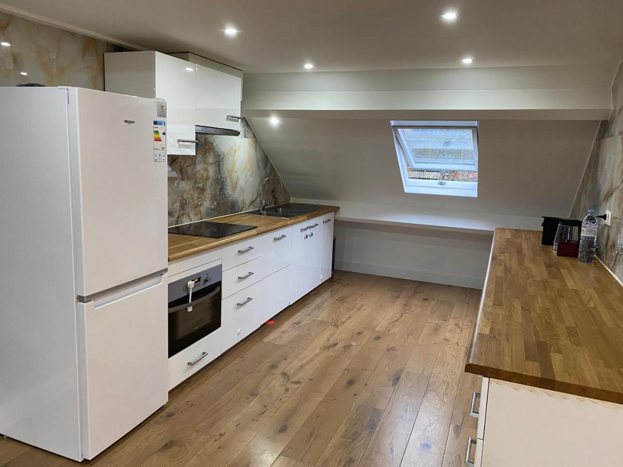 Peaceful Home Close To Airport with Parking