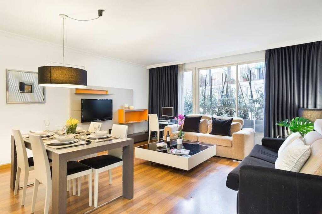 Central And Elegant 4 Bedroom by Placa Catalunya (Adults Only)