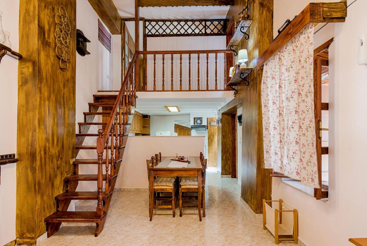 Hara's Traditional Detached House in Malona