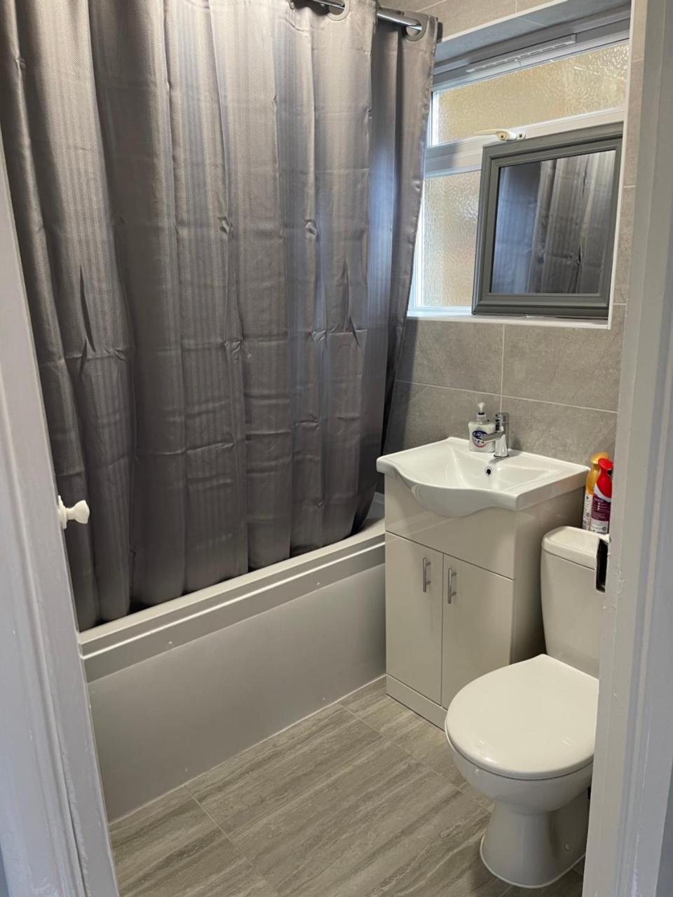 Entire Lovely 2 Bedroom Apartment with Private Garden & Free Street Parking 2