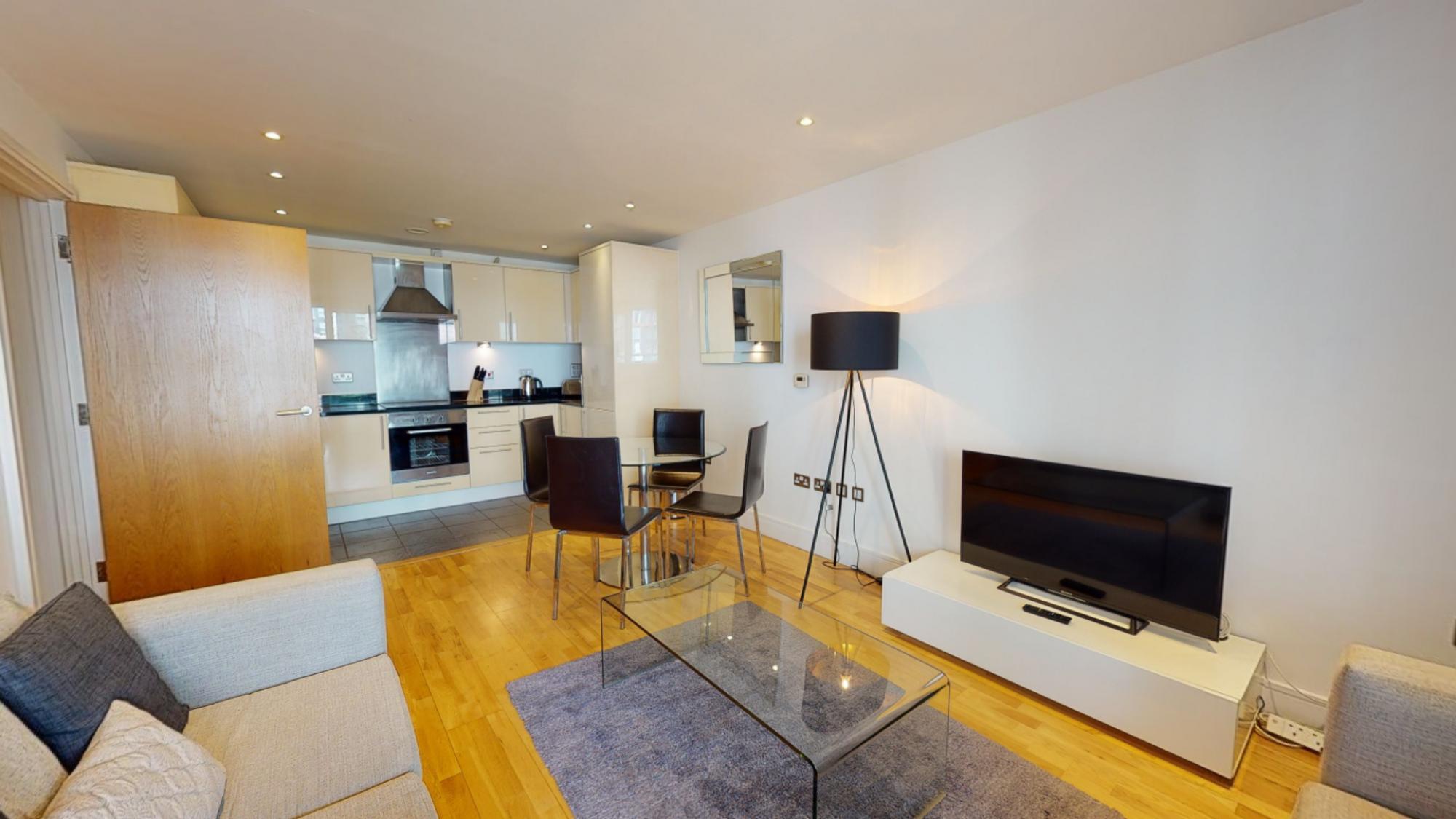 Deluxe Two Bed Apartment W Balcony in Canary Wharf 1