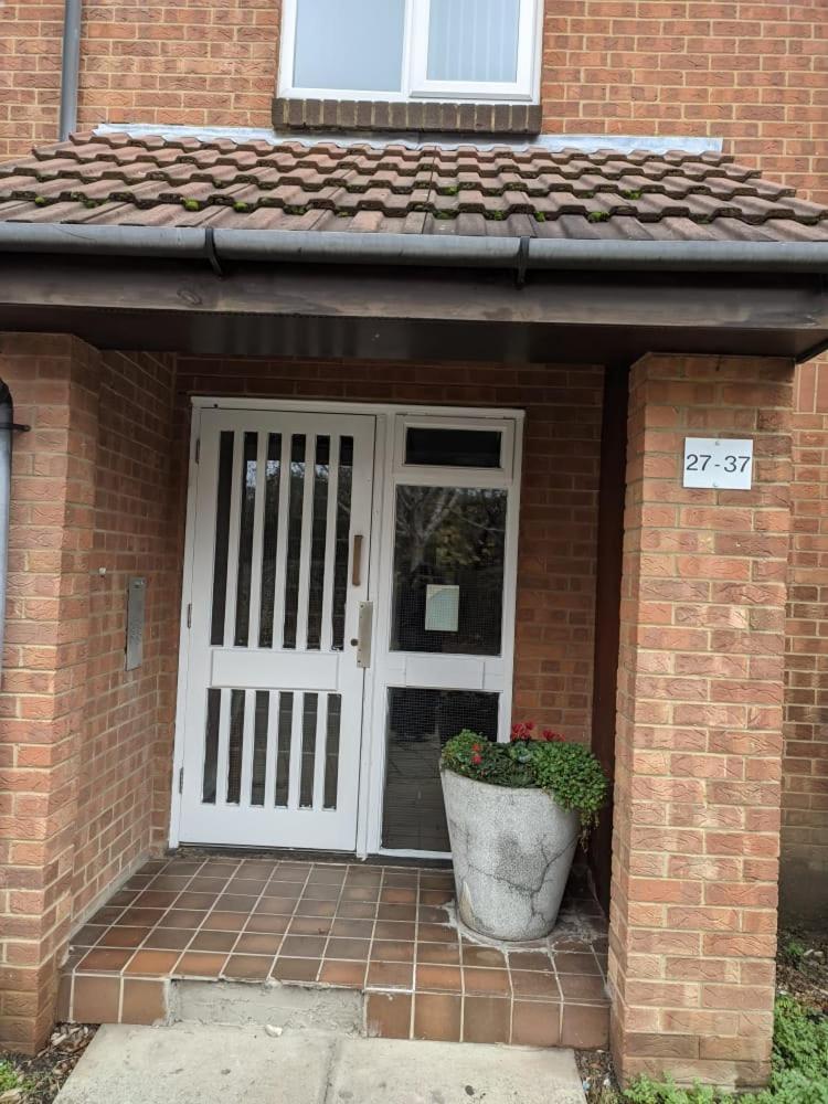 Private Rm in a 2 Bed Near 4 Train Stations