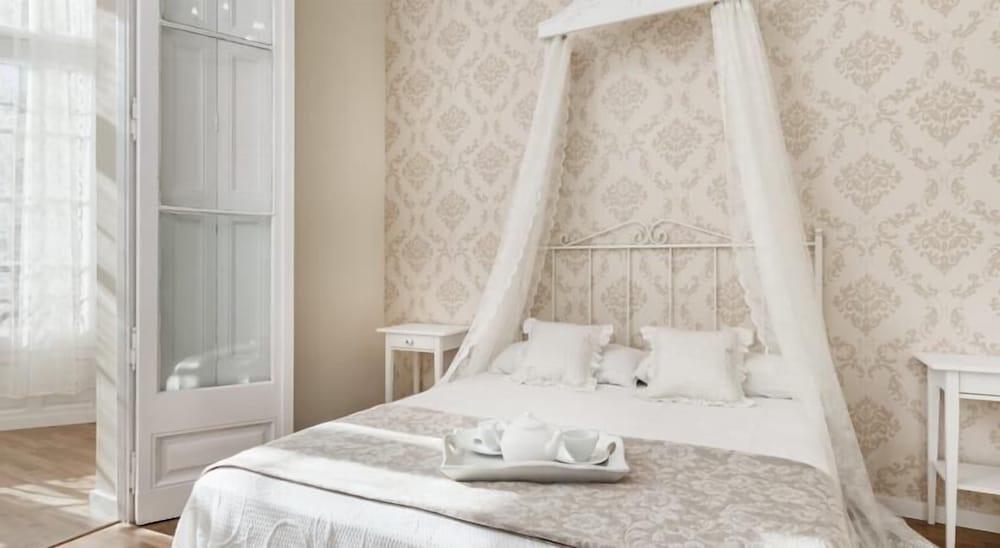 Hostal Lumine Suites by Gaiarooms