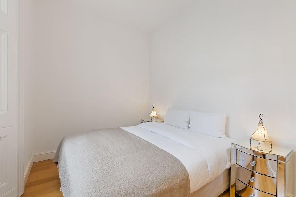 Joivy Elegant 1-Bed Flat in Bayswater 1