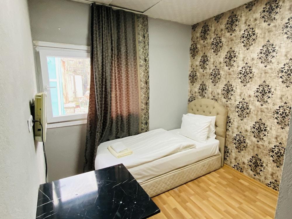 Zeus Convenient Suit Istanbul 2