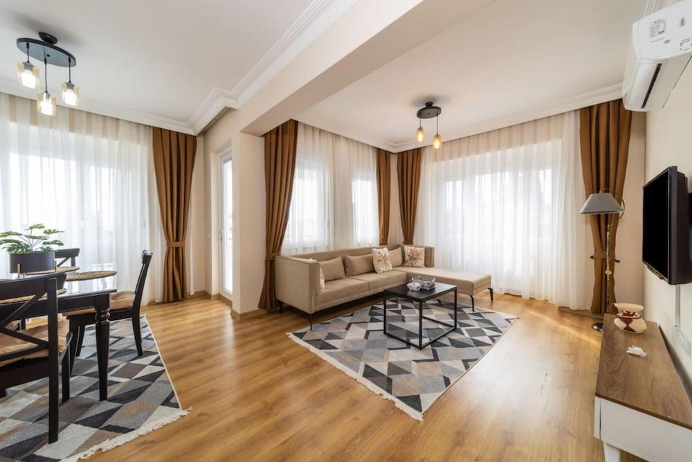 Spacious Apartment Near Lara Beach in Muratpasa